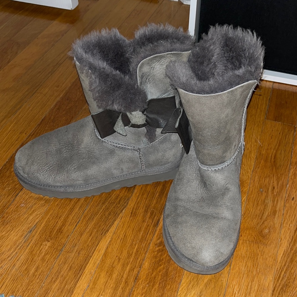 gray bow uggs